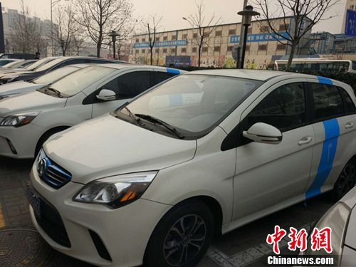 Shared cars park on a street in Beijing. (Photo/Chinanews.com)