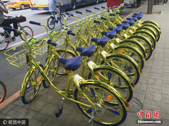 Golden-colored shared bikes powered by wireless charging appear in Beijing. (Photo/VCG)