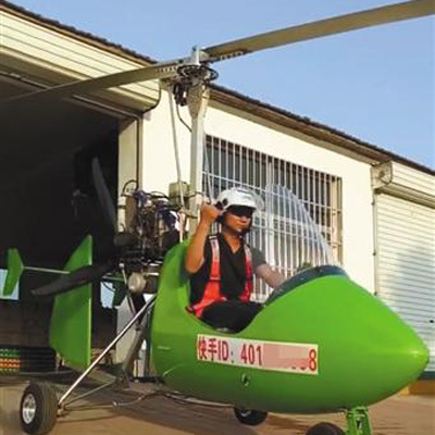 Xie Baogang and his green rotary-wing aircraft. (Photo/Beijing News)