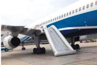 An emergency inflatable slide on a jetliner is activated at the Beijing Capital International Airport, June 12, 2017.(Photo/Chongqing Morning Post) 