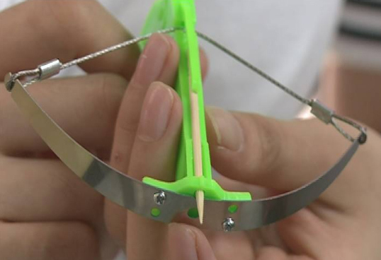 A toothpick crossbow. (Photo/Screenshot from Guangxi TV)