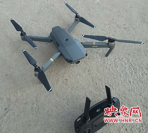 A drone is used by a man to watch concert in Zhengzhou City, Henan province, June 17, 2017. (Photo/www.hnr.cn)