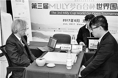 Chinese Go player Wang Haoyang (R) has a contest with a Japanese artificial intelligence program, June 21, 2017. (Photo/Beijing Youth Daily)