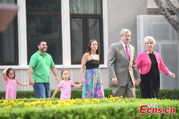 Newly appointed U.S. Ambassador to China Terry Branstad introduces his family to the media in front of their residence in Beijing, China, June 28, 2017. Pictured are his wife Christine (R), their daughter Allison Costa and her husband Jerry Costa, and grandchildren Sofia and Stella. (Photo: China News Service/Cui Nan)