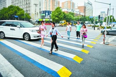 People walk on a 3D zebra crossing in Beijing. (Photo/Beijing Youth Daily)