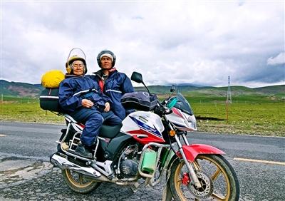 Song Jianhui and his 84-year-old mother ride a motorcycle on the way to Tibet. (Photo/Chengdu Business Daily) 