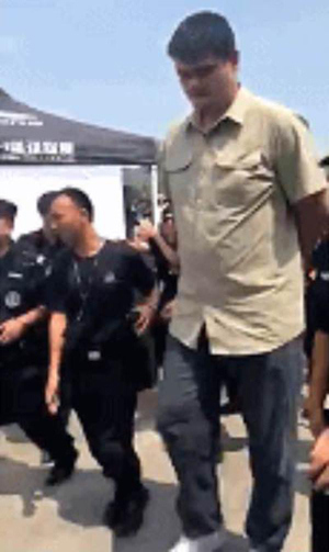 Video footage shows Yao Ming in a short-sleeved shirt and jeans, was surrounded by dozens of cops. (Photo/Video screenshot)