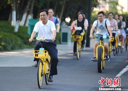 People experience shared bikes in Hangzhou, Zhejiang Province. (Photo provided to Chinanews.com)