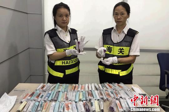 Shenzhen customs officials show the blood samples seized at a checkpoint. (Photo/Chinanews.com)
