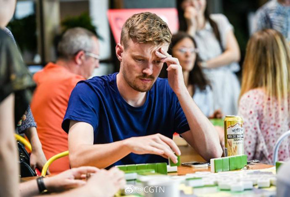 A man learns to play mahjong during a class in Chengdu, Southwest China's Sichuan Province on Saturday. The student was one of around 15 foreigners who took the class taught in English. (File photo/CGTN Weibo account)