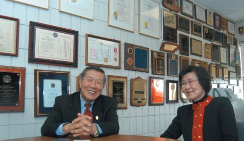 File photo of Henry Chang-Yu Lee (L) and his wife. (Provided by World Journal)