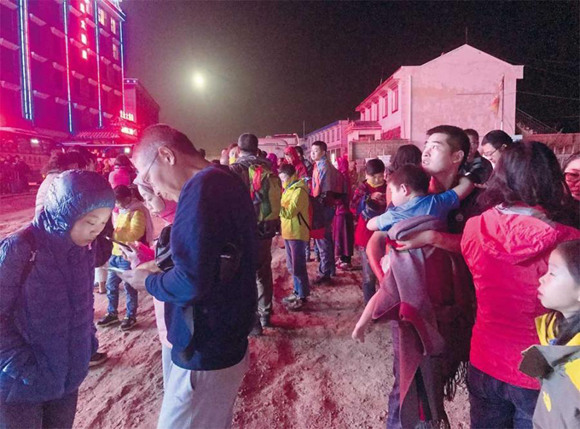 Hotel guests are evacuated from the Tangke Palace Hotel in the Aba Tibetan and Qiang Autonomous Prefecture in southwest Chinas Sichuan Province after a 7.0-magnitude earthquake jolted the province, August 8, 2017.  (Photo/Shanghai Daily)