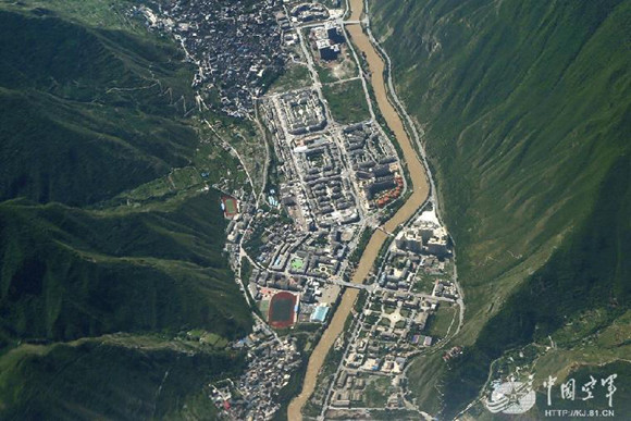 An aerial image shows the earthquake-hit area in Jiuzhaigou County, Southwest Chinas Sichuan Province. (Photo/81.cn)