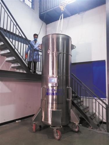 Zhan Wenlian's body is restored in a 2,000-liter container with liquid nitrogen. (Photo/Science and Technology Daily)