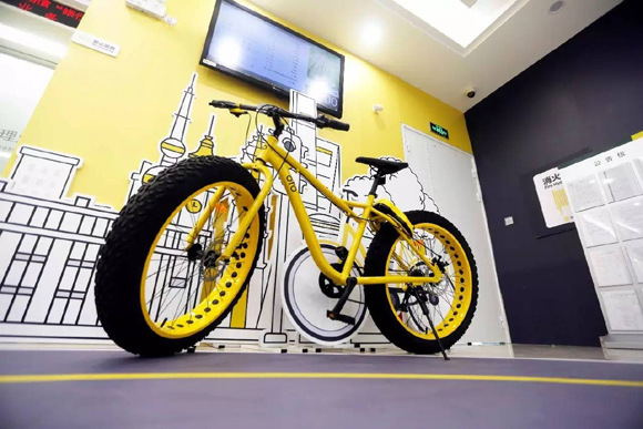 An Ofo bike is seen in an Ofo themed post office. (Photo/International Financial News)