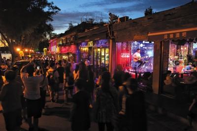 Bars in the Houhai area in Beijing are open, August 24, 2017. (Photo/Beijing News)