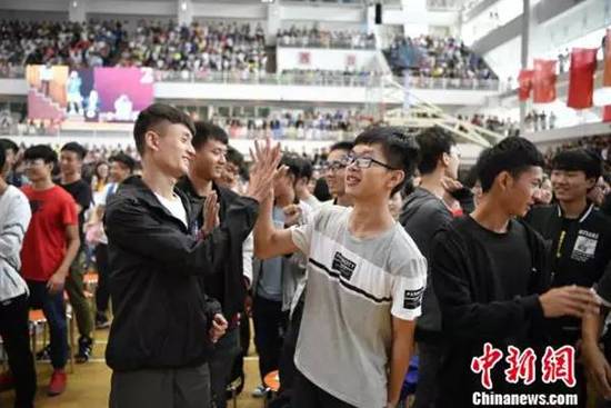 Students of Yunnan University of Finance and Economic get together after attending a First-schoolday opening ceremony, Sept. 1, 2017. (Photo/Chinanews.com)