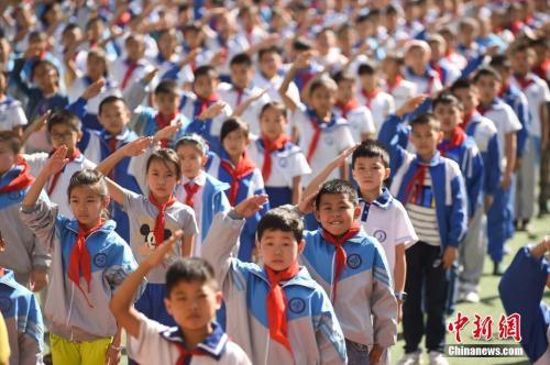 Pupils attend the school opening ceremony in Shanxi Province, Sept. 1, 2017. (Photo/Chinanews.com)
