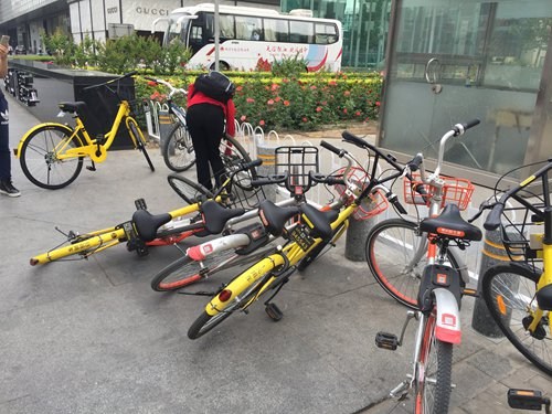 Shared bikes lean against each other in front of SKP shopping mall in Beijing on Monday. (Photo: Zhang Hongpei/GT)