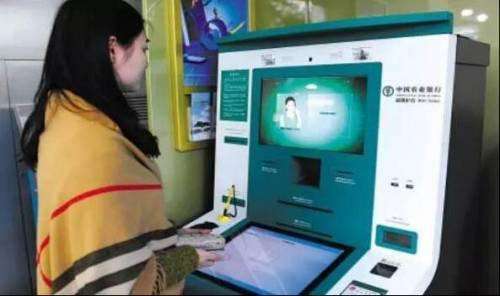 A woman draws money from a ATM via face-recognition in a bank, Sept. 13,2017. (Photo/qlwb.com.cn)