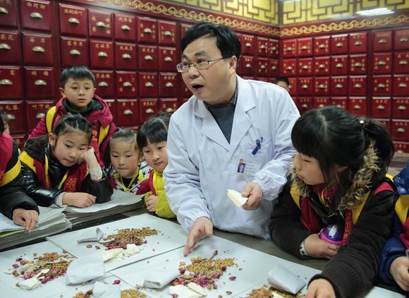 Pupils visit a TCM hospital in Zhuji City, Zhejiang Province, January 20, 2017. (Photo/zjol.com.cn)