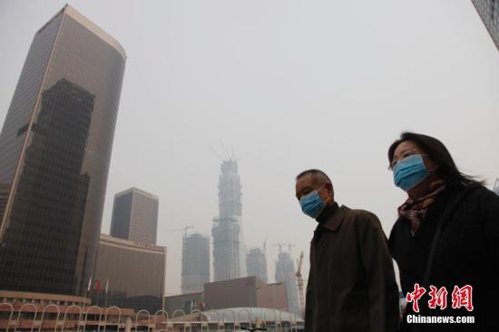 Citizens wear masks as smog hits Beijing. (File photo: China News Service/Liu Guanguan)