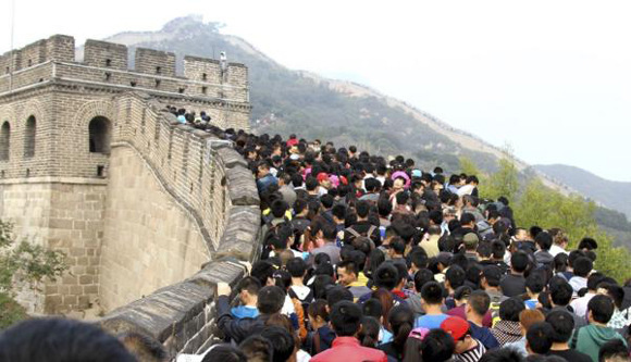 This file photo shows crowded tourists on the Great Wall in Beijing. (Photo/thepaper,cn)