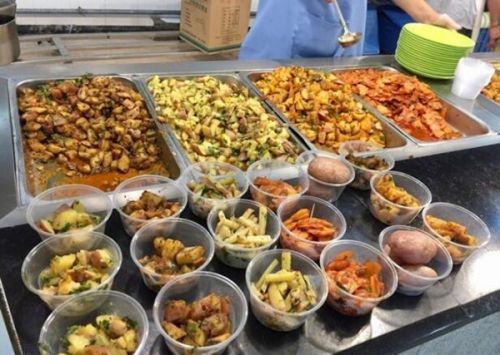 This undated photo shows Sichuan University offers all-potato dishes at a canteen window. (Photo/Chengdu Evening News) 