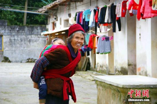 An elderly woman and her grandchild in Guangxi Zhuang Autonomous Region. (File photo/Chinanews.com)