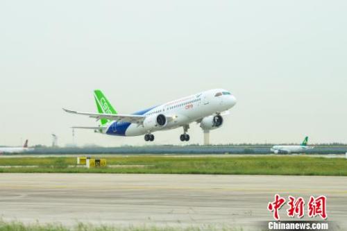 A C919 jet plane, China's self-developed jetliner, takes off in the second test flight. (Photo/Chinanews.com)