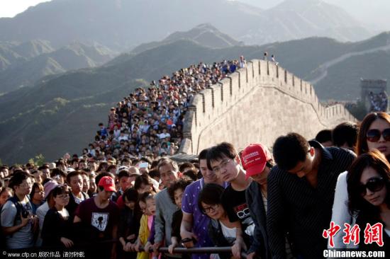 Badaling Great Wall is packed with tourists. (File photo/VCG