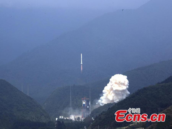 A Long March-2C rocket blasts off at 12:21 p.m., Sept. 29, 2017. (Photo: China News Service/Zhang Wenjun)