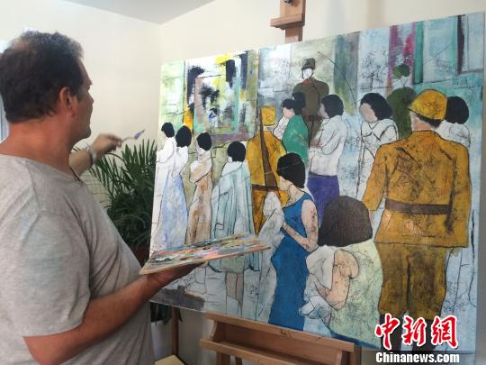 French painter Christian Poirot is drawing an oil painting. (Photo provided to China News Service)  
