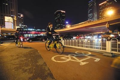 Citizens ride on a bicycle lane in Beijing, Oct. 11, 2017. (Beijing News)