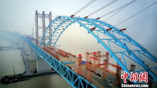 The arch of the Hutong Yangtze River Bridge's channel bridge is connected on Oct. 22, 2017. (Photo/Chinanews.com)