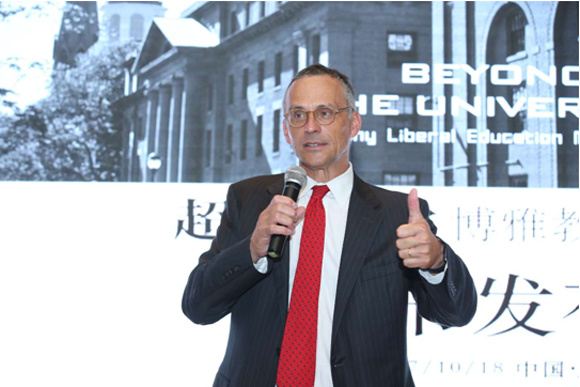 Professor Michael S. Roth gives a speech at the release ceremony of his new Chinese version book in Shanghai, Oct. 18, 2017. (Photo/Chinanews.com)