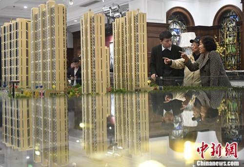 A property consultant offers advice to customers. (File photo/Chinanews.com)