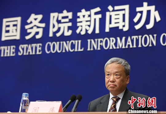 Wen Ku, director of the telecom department at the Ministry of Industry and Information Technology, answers questions at a press conference, Oct. 27, 2017. (Photo/China News Service)