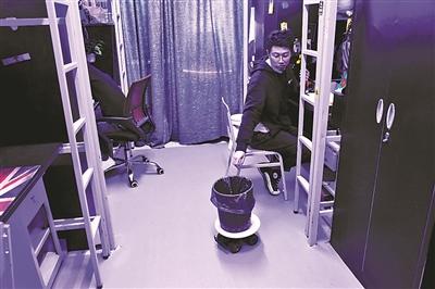 A trashcan moves around the room by a remote control. (Photo/Beijing Youth Daily)