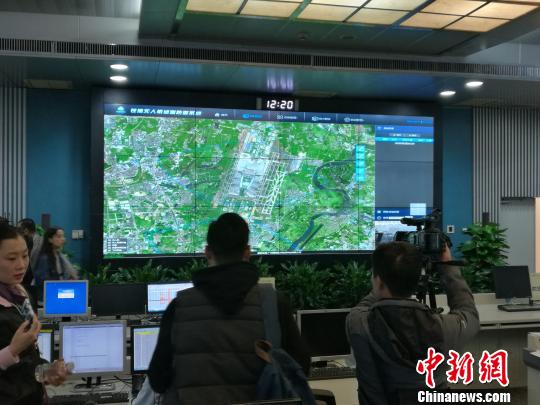 Staff members at a monitor center show how the anti-drone system works at Guangzhou Baiyun International Airport, Guangdong Province, Nov. 23, 2017. (Photo: China News Service/Guo Jun) 