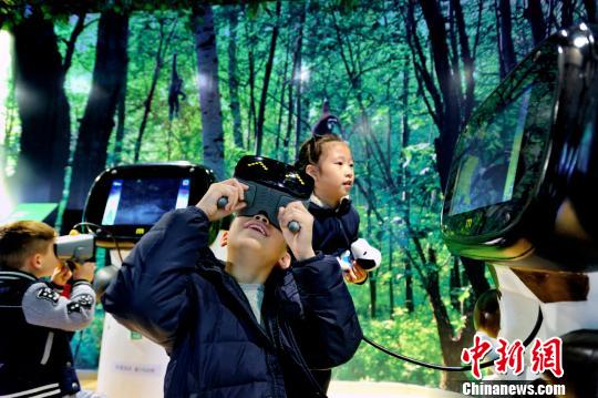 Children experience VR technology at Guangzhou Zoo. (Photo: China News Service/Chen JingWei)