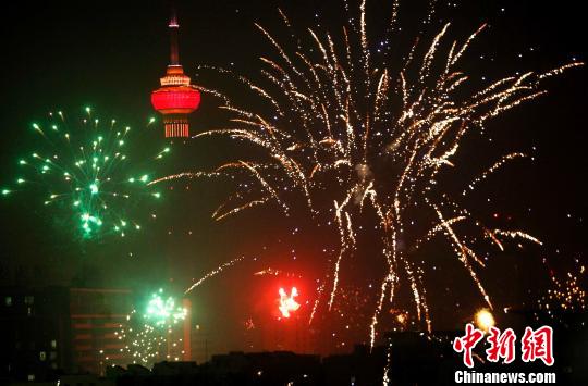 Fireworks were played to celebrate Chinese Lunar New Year. (File photo/China News Service)