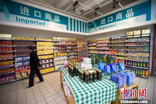 A consumer chooses imported products at a supermarket in Taiyuan, Shanxi Province. (File photo/China News Service)