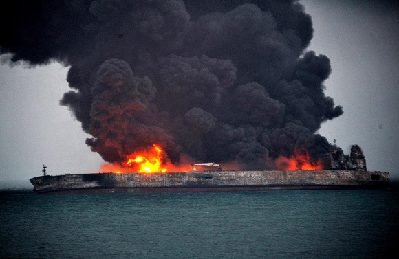 The Panama-registered oil tanker Sanchi is seen ablaze on Jan 7, 2018. The tanker carrying 136,000 metric tons of light crude oil has been adrift and on fire following a collision with another vessel in the East China Sea on Jan. 6. (Photo/Xinhua)