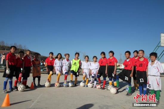 Students play football. (File photo/China News Service)