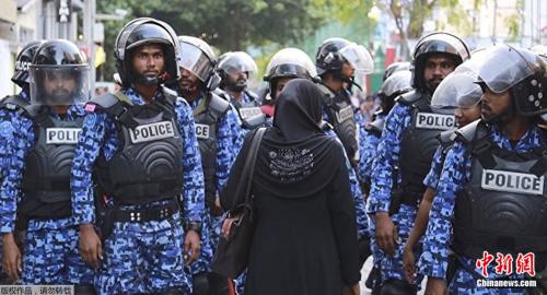 Maldivian policemen patrol on a street. (File photo/China News Service)