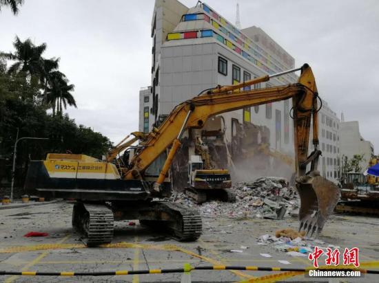 A crane begins to demolish the earthquake-hit Marshal Hotel in Hualien, Taiwan, Feb. 9, 2018. (Photo/China News Service)
