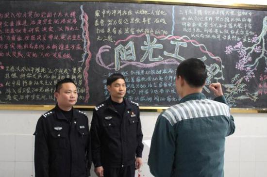 A prisoner makes a pledge to prison officials for festival parole. (Photo/rmzxb.com.cn)