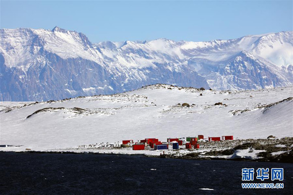 China's Antarctic expedition members transport research equipment to the Antarctic, Jan. 16, 2018. (Photo/Xinhua) 
