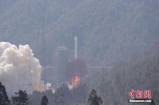 A Long March-11 carrier rocket blasts off. (File photo/China News Service)